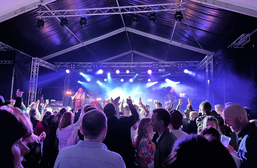 Til saman 2 500 billettar til konsertane i festivalteltet fredag og laurdag blei selt.