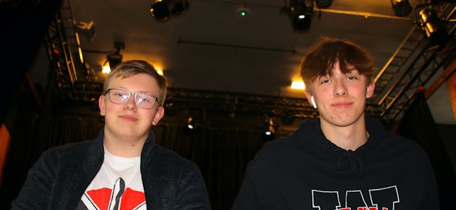 Saudagutane Espen Håheimsnes (15) og Mikail Emin Tungland Simsek (15) reiser til Stjørdal for å representere Sauda under UKM landsfestivalen i juni. 