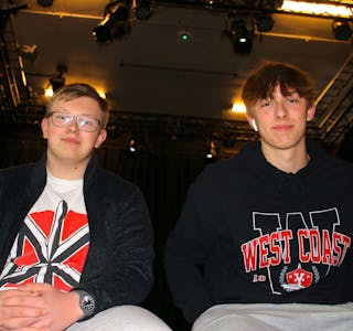 Saudagutane Espen Håheimsnes (15) og Mikail Emin Tungland Simsek (15) reiser til Stjørdal for å representere Sauda under UKM landsfestivalen i juni. 