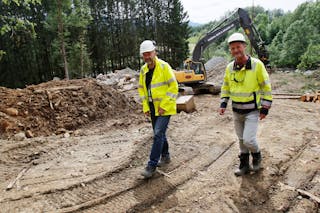 Tysdag kan Risvollelva kraftverk endeleg offisielt opnast, etter snart eit halvår i drift. På bildet ser me prosjektleiar Jarle Kjellesvik og byggeleiar Svein J. Langaker. 