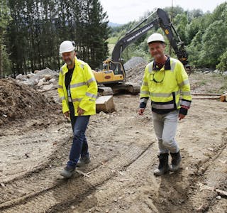 Tysdag kan Risvollelva kraftverk endeleg offisielt opnast, etter snart eit halvår i drift. På bildet ser me prosjektleiar Jarle Kjellesvik og byggeleiar Svein J. Langaker. 