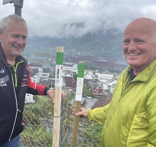 Jon Ove Mehus (til venstre) og Waldemar Olsen, her ved stolpen på «Glanehaugen» på Fløgstad, håpar både saudabuar og turistar, unge og gamle, trente og utrente tar Stolpejakten-utfordringa denne sesongen. I år vil det vera utplassert totalt 40 stolpar i Sauda og Saudasjøen.