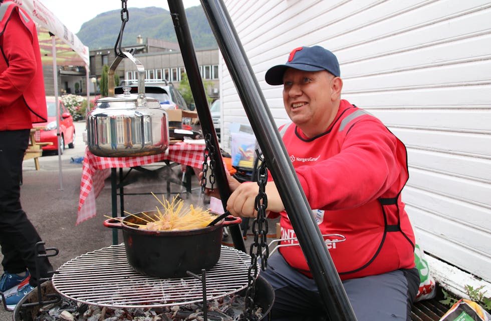 Mange lag og organisasjonar var samla i sentrum laurdag. Her kokar sekretær i Sauda Turlag, Arve Martin Sagen ein pølse- og spaghetti-rett. 