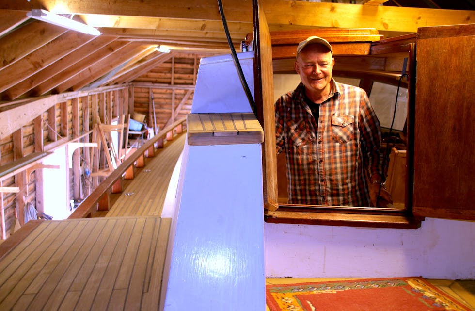 Bak dører av kirsebærtre tittar Einar Andreassen fram frå båten han har brukt meir enn to tiår på å bygge. No ser han fram til sjøsetting denne sommaren.
