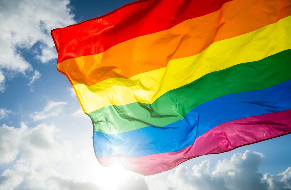 Vil regnbogeflagget, også kalla Pride-flagget, snart vaie over rådhustaket? 
