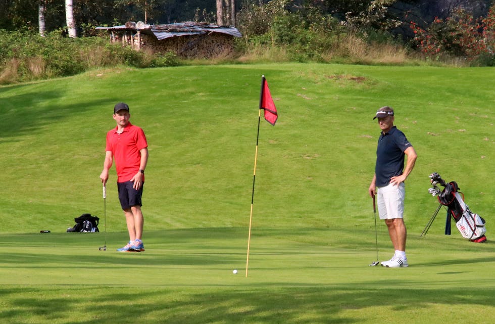 Erik Husebø (til venstre) vann A-klassen i onsdagens golfturnering, medan Kjetil Haara Årthun stakk av med sigeren onsdagen før.