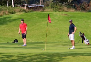 Erik Husebø (til venstre) vann A-klassen i onsdagens golfturnering, medan Kjetil Haara Årthun stakk av med sigeren onsdagen før.