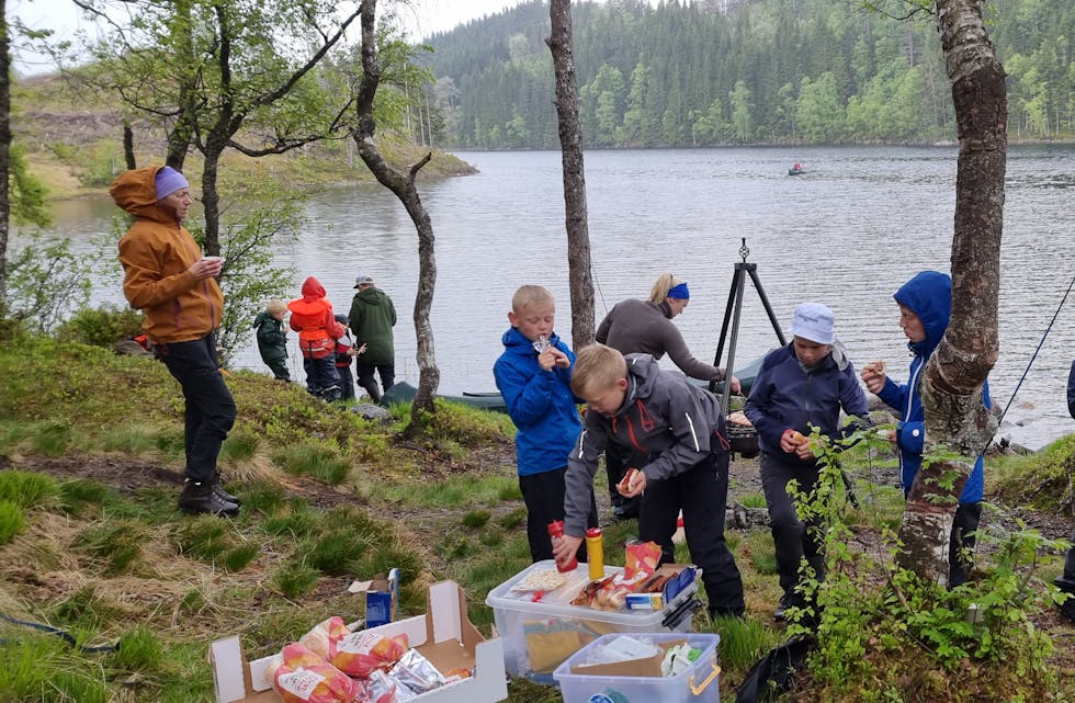 Mat smaker som kjent ekstra godt når ein er ute i naturen, og då passer det perfekt med grillpølser i brød på fisketur.