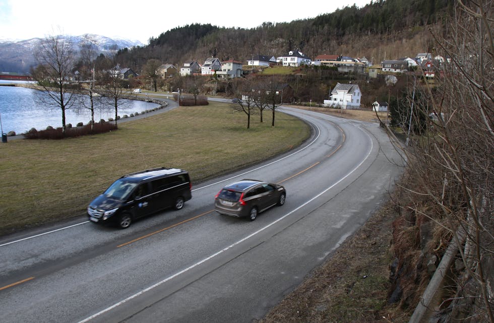 Den nye gang- og sykkelvegen vil føre til at fylkesvegen gjennom Fløgstadvika blir flytta litt nærare fjorden, for å gi plass til gang- og sykkelveg. Gang- og sykkelvegen vil gå vidare mellom fylkesvegen og rekkehusa ved båthamna. 