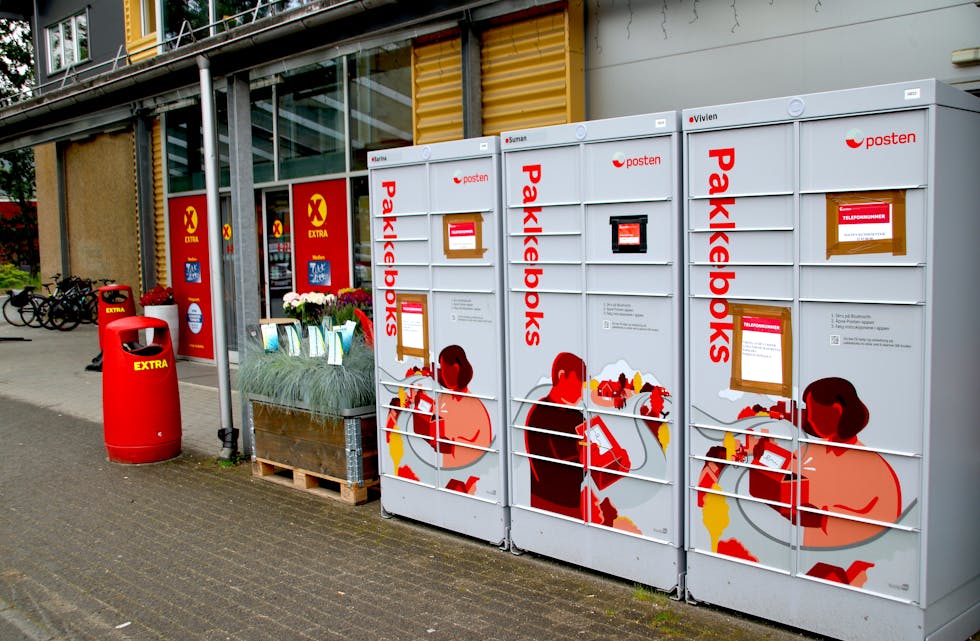 Her ved Postens pakkeutlevering ved Coop Extra, skal ei kvinne ha forsøkt å stele pakkar frå Postens elektriske firehjuling i samband med levering måndag.