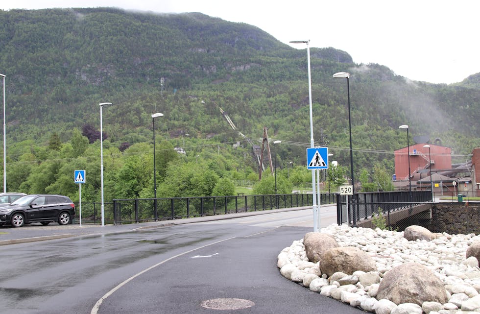 For å gjere den nye parkeringsplassen meir tilgjengeleg, er det oppretta eit ny fotgjengarfelt like ved Storelv bru og krysset mellom fylkesvegen og Haakonsgaten. 