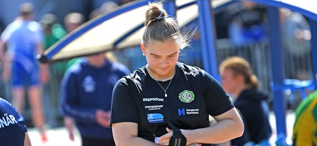 Hanna Haugsvær blir 17 år i sommar. I helga konkurrerer ho i senior-NM i friidrett.