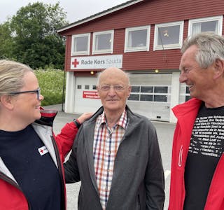 Leif Moe (89) her flankert av Ingrid Schibevaag og Terje Fatland, høvesvis leiar og nestleiar i Sauda Røde Kors. 