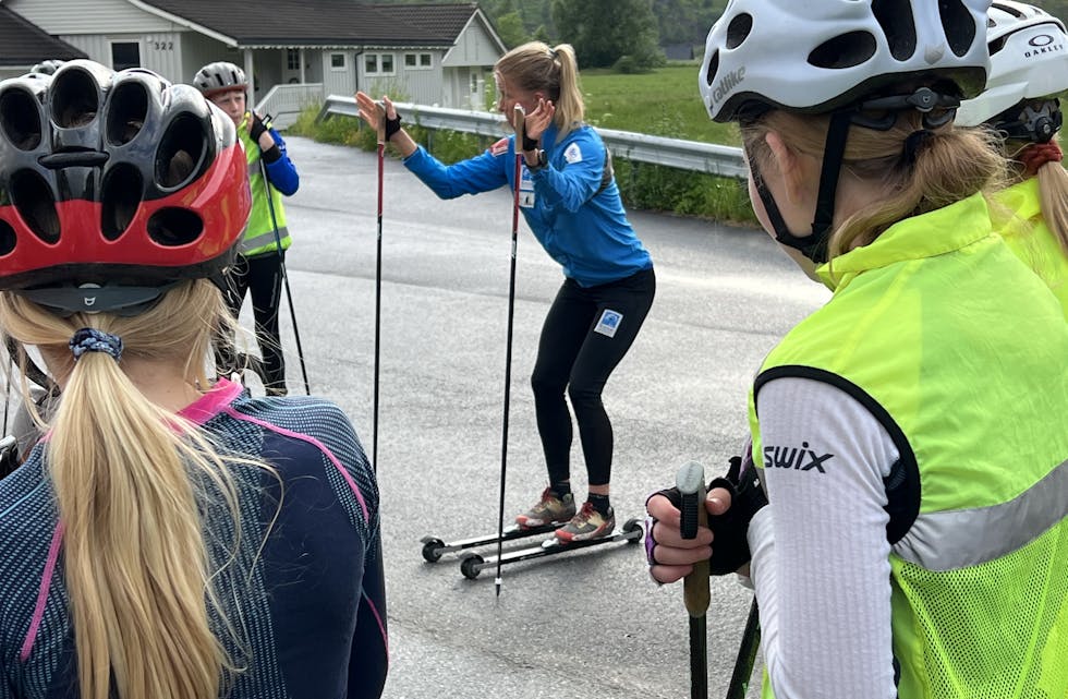 Astrid Øyre Slind demonstrerer staketeknikk for unge langrennsløparar frå Indre Ryfylke. 