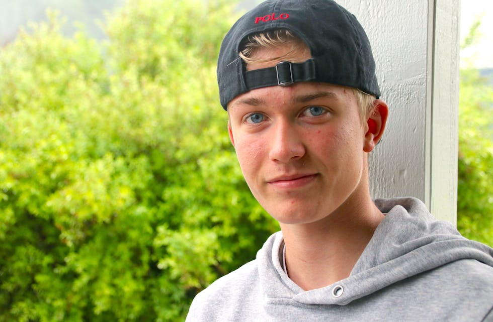 Saudaguten Lucas Helle Løvaas (16) fekk kun seksarar på vitnemålet. Han fortel at det har vore ein del pugging undervegs, men er klokkeklar på at den viktigaste årsaka til dei gode resultata er det gode klassemiljøet, gode vener og gode lærarar. 