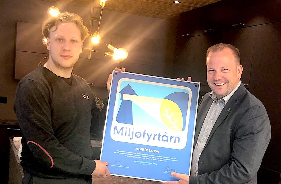 Montérs Daniel Løyning fekk overlevert Miljøfyrtårn-plakett av ordførar Asbjørn Birkeland i vår.