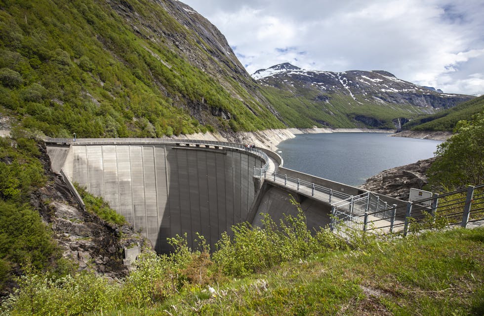 Norge eksporterte rekordmykje vasskraft i fjor. Her ser vi Zakariasdammen som blir demt opp Zakariasvatnet i Tafjord i Fjord kommune i Møre og Romsdal. Dammen er hovudmagasin for Tafjord Kraft AS.