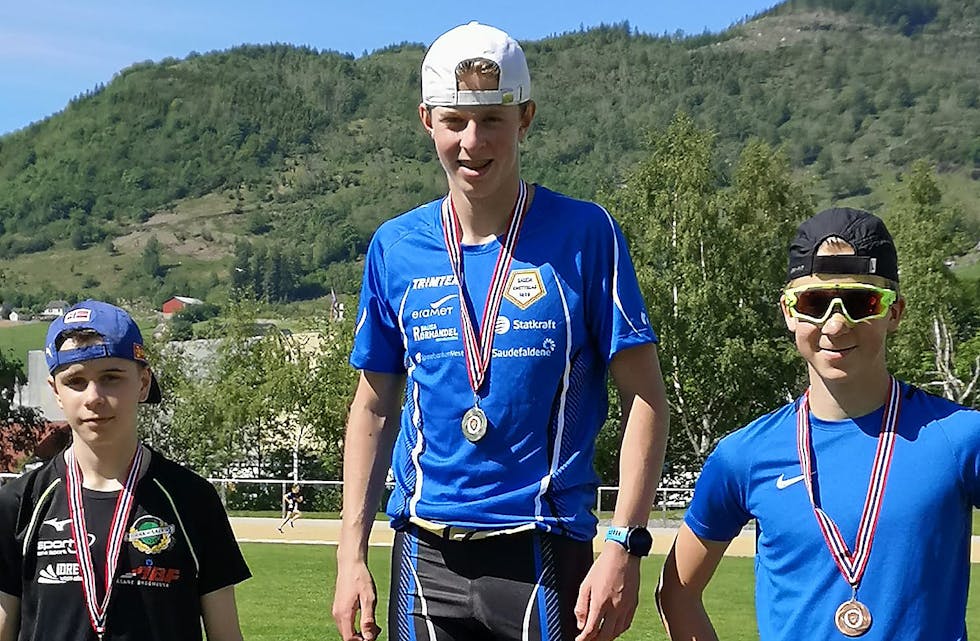 Elias Dybing på toppen og Torben Djuv Søfting til høgre på pallen i Rosendal.