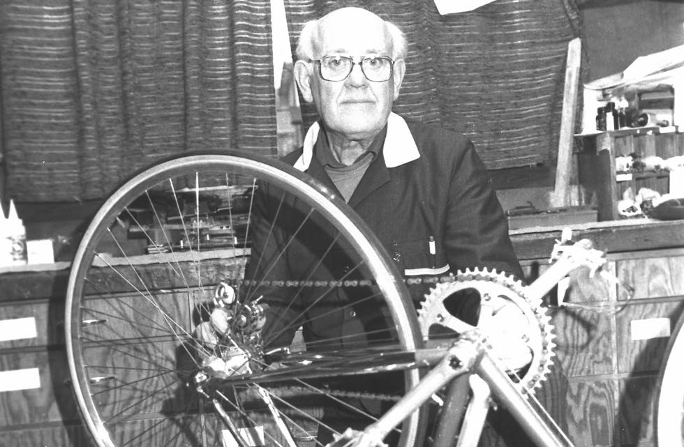 Arne Pedersen var ein av Saudas trufaste sykkelreperatørar og dreiv Sauda Sport fram til 1986.