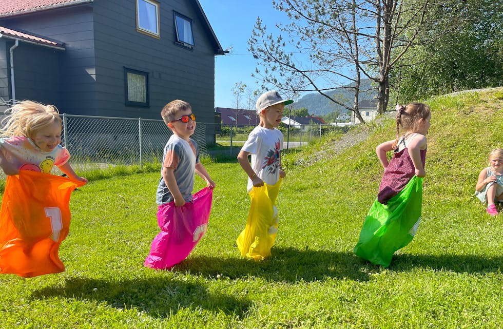 Sekkeløp er alltid kjekt. Her ser me frå venstre: Frøya Haraldsen Kirkevold, Håkon Ildstad, Birk Hovland og Emilia Gundersen.