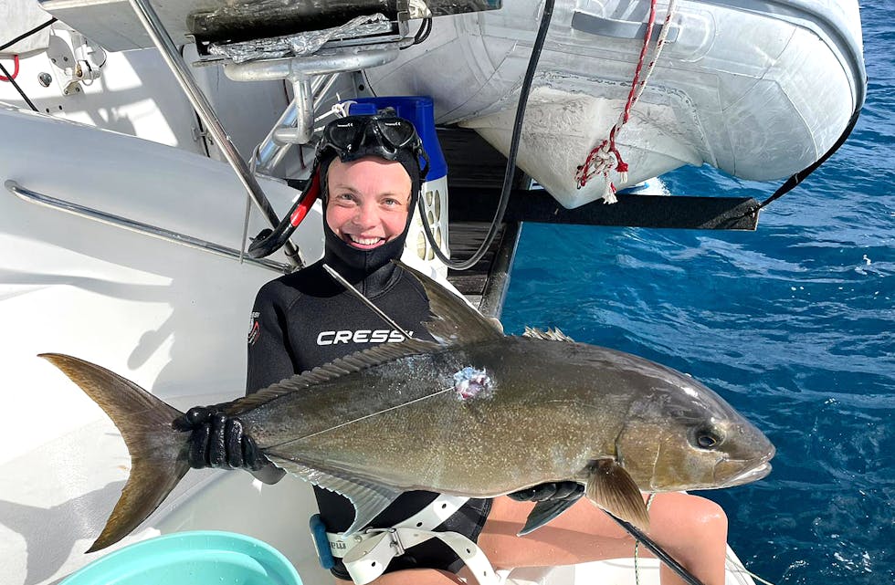 Elisabeth Hellerdal Fosstveit skal til EM i Finland. Her er ho på Bahamas og har fanga ein Almaco jack.