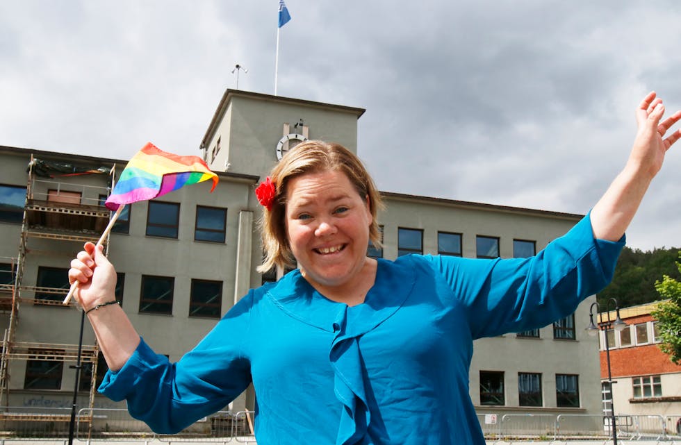 Siv Hege Lund hadde med seg regnbogeflagget opp på talarstolen i kommunestyremøte i Folkets Hus onsdag. Ho fekk med seg resten av kommunestyret på å anerkjenne regnbogeflagget som offisielt flagg i tillegg til det norske flagget.