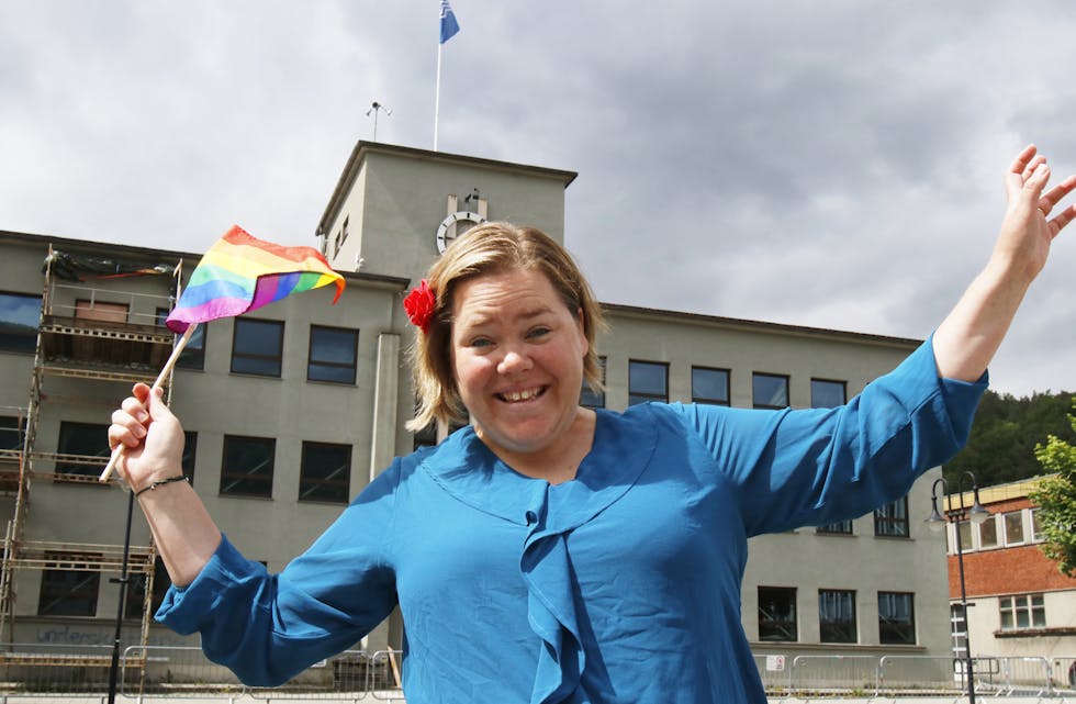 Siv Hege Lund hadde med seg regnbogeflagget opp på talarstolen i kommunestyremøte i Folkets Hus onsdag. Ho fekk med seg resten av kommunestyret på å anerkjenne regnbogeflagget som offisielt flagg i tillegg til det norske flagget.