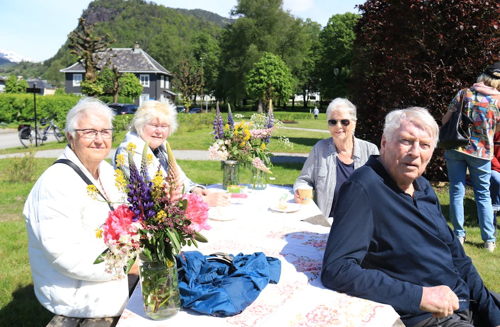 Arnvid Brustveit var den første gartnarlærlingen i Åbøbyen. I dag var han tilbake på gamle tomter for å vera med på nyopninga av Sneath’s Park. Dei andre på bildet er frå venstre kona, Solveig Brustveit, niesa Ingfrid Tveit og søster Berit Brustveit.