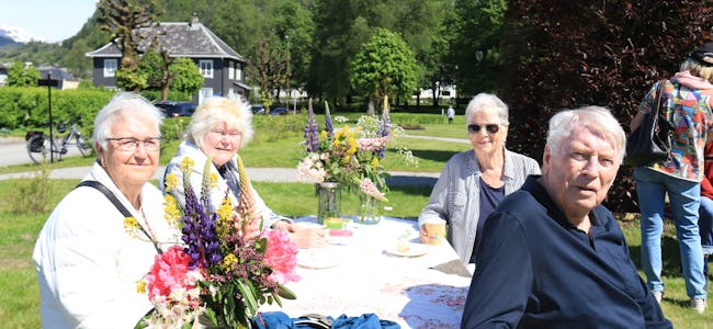 Arnvid Brustveit var den første gartnarlærlingen i Åbøbyen. I dag var han tilbake på gamle tomter for å vera med på nyopninga av Sneath’s Park. Dei andre på bildet er frå venstre kona, Solveig Brustveit, niesa Ingfrid Tveit og søster Berit Brustveit.