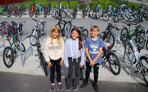 Femteklassingane Helena Tveitane (fra venstre), Valentina Guindani og Alvin Guggedal på Austarheim skule synest dei ny reglane for el-sparkesykkel er fornuftige.