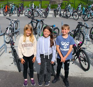 Femteklassingane Helena Tveitane (fra venstre), Valentina Guindani og Alvin Guggedal på Austarheim skule synest dei ny reglane for el-sparkesykkel er fornuftige.