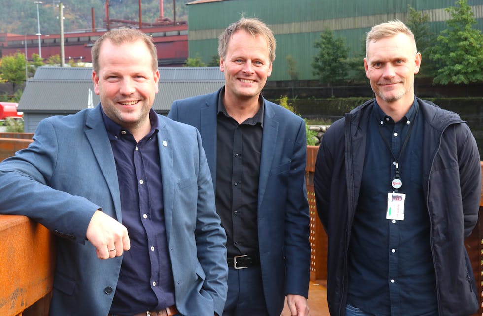 Gunnar André Gauthun (til høgre) er tilsett i Iverson eFuel. Her er han saman med saudaordførar Asbjørn Birkeland og administerande direktør i Hy2gen, Thor Magnus Rovik.