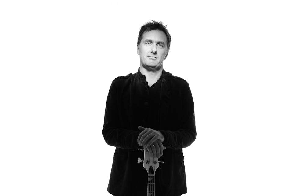 Øyvind Grong speler tuba på jobb og bassgitar på fritida. Tysdag opptrer han på Sauda Klubb. 