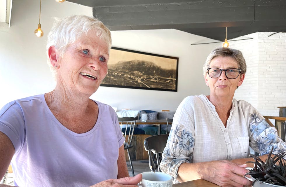 Alette Rasmussen og Sissel Rydningen finn stor glede i frivillig arbeid for Sauda Røde Kors Omsorg. Onsdag var dei trøytte og fornøgde etter den 16 timar lange dugnadsdagen: Turen til Kongeparken på Ålgård.