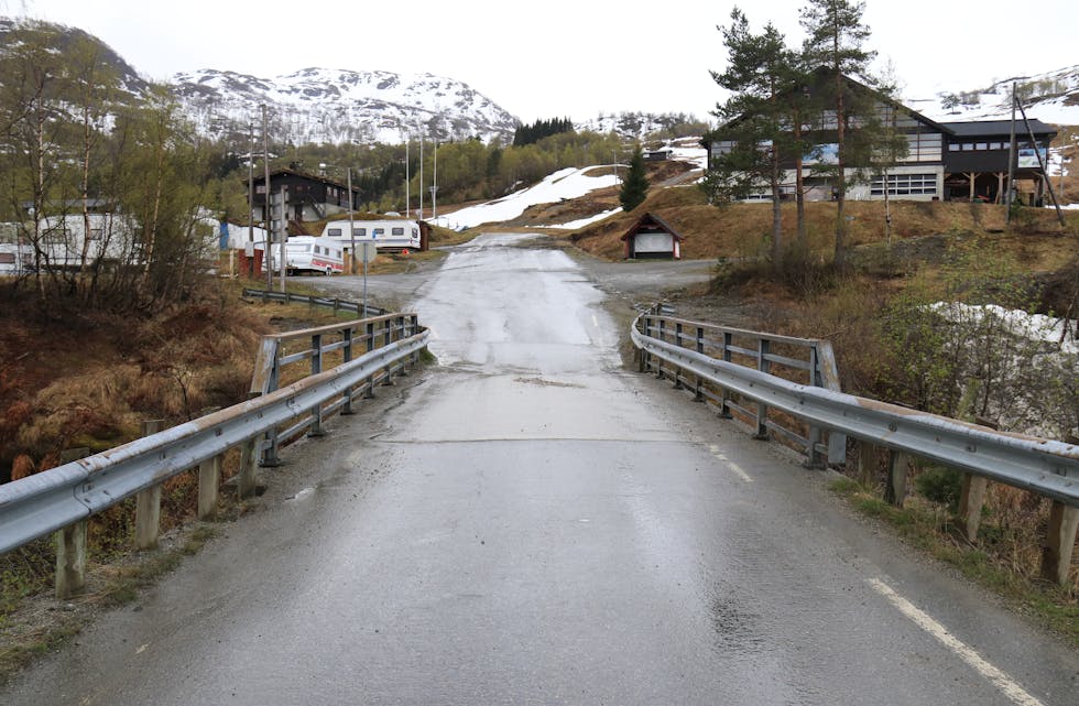 Den fylkeskommunale brua ved Sauda Skisenter skal bli ny. Rogaland fylkeskommune og Sauda kommune er ikkje einige om byggeprosjektet er søknadspliktig eller ikkje.