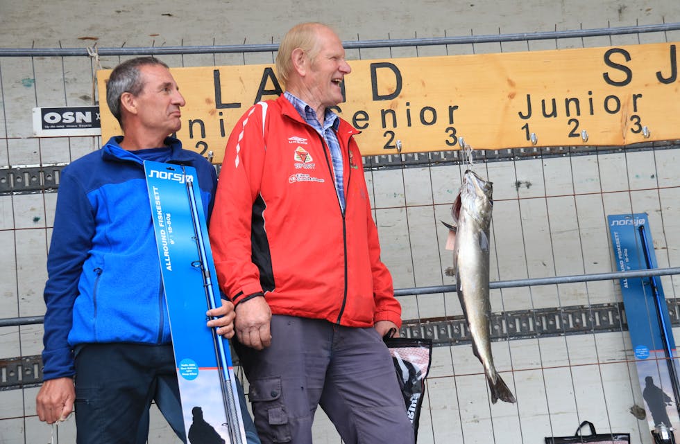 Ola Løland (i raud jakke) veit kor i Hylsfjorden det er fisk å få. Laurdag landa han ein lyr på 4,3 kilo (den som heng ved sida av) - den største under årets fiskefestival i Vanvik. Ved sida av står "sølvvinnar" Jack Breme.