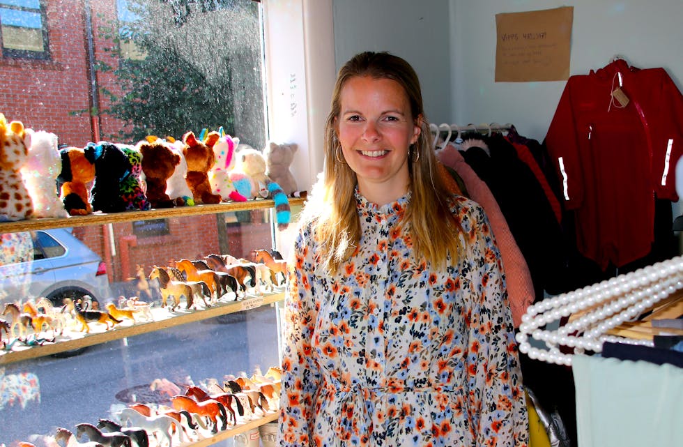 Kristina Sandanger Nygård er initiativtakar for den litle bruktbutikken i Krambua. Ho fortel at interessa for brukthandel er stor i Sauda.