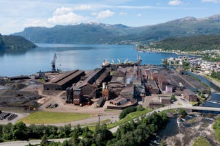 Foto: Eramet Norway ber Miljødirektoratet om meir tid til utprøving av energigjenvinningsanlegget sitt, etter at nye råstoff har gitt ovnsgassen endra eigenskapar. 