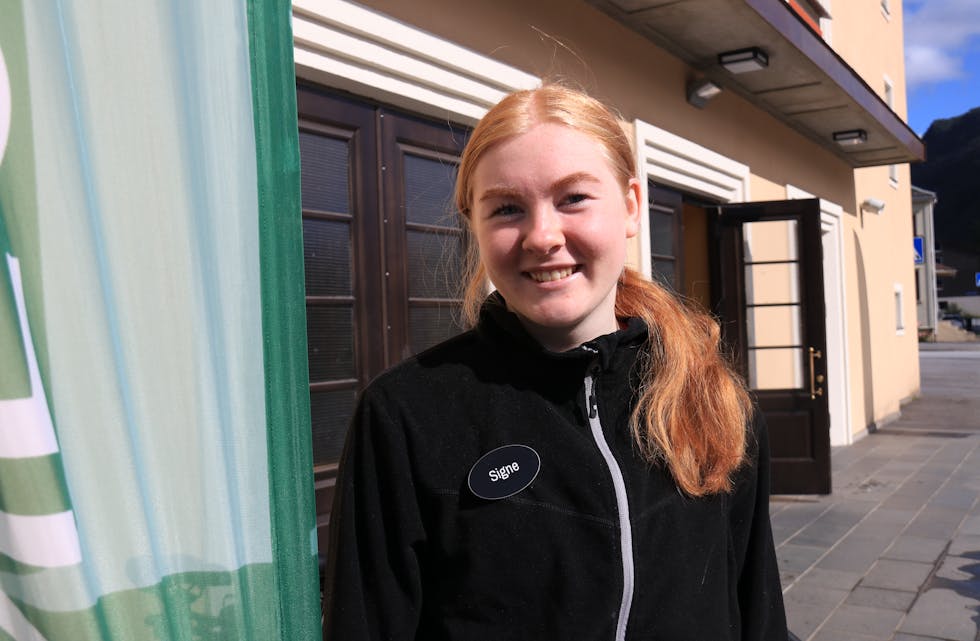 
– Det er mest å gjera midt på dagen, opplyser Signe Fosstveit, som har sommarjobb som vert på turistinformasjonen i Folkets Hus. 