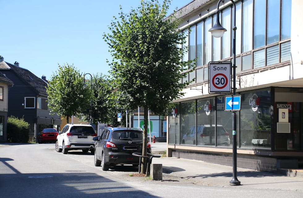 Ein bil blei natt til onsdag utsett for skadeverk då den sto parkert på ein av desse parkeringsplassane. No ber politiet om tips. Bilane på bilde har ingenting med saken å gjere.