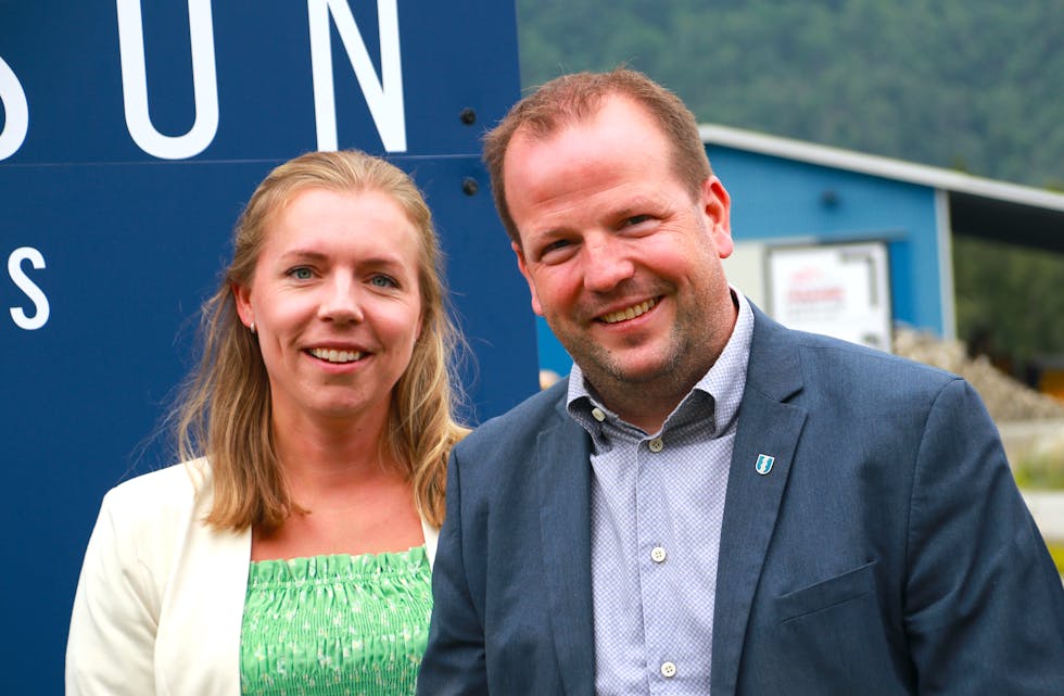 Varaordførar Sigrid Bojesen Fatnes, her saman med ordførar Asbjørn Birkeland, søker permisjon frå sine politiske verv medan ektemann Eirik Daniel Fatnes fungerer som kommunedirektør.