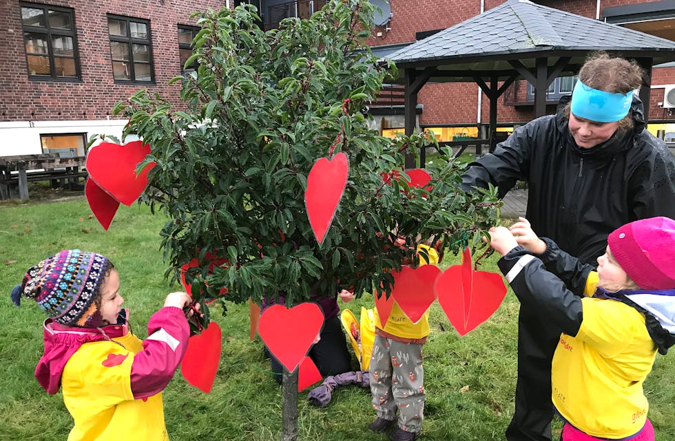 Ein gjer mykje kjekt og viktig i ein barnehage. Her er barn og vaksne frå Brakamoen Barnehage på eit gledespreiar-oppdrag ved Åbøtunet i desember 2020.