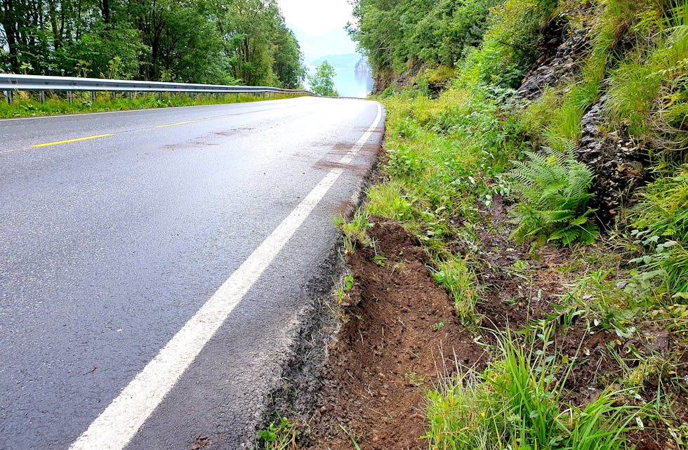 Her ved Svandalsfossen mista ein mann i femtiåra kontroll på bilen, og hamna i fjellveggen ved 04.40-tida natt til tysdag.