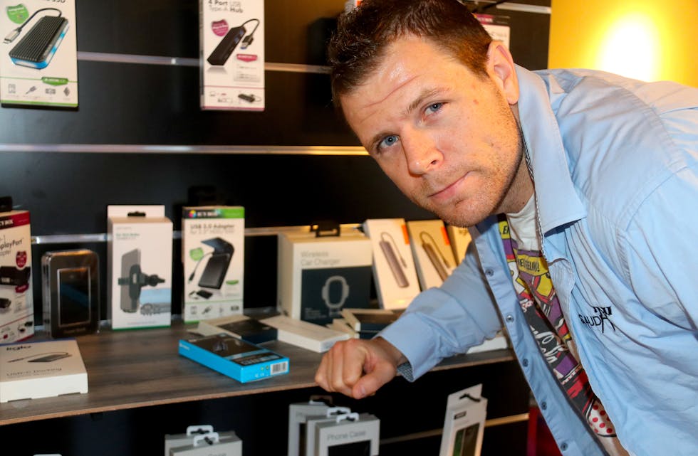 Alexander Hauge starta butikken Datahuset i oktober i fjor. No satsar han på å kunne halde ope kvar dag i framtida. 