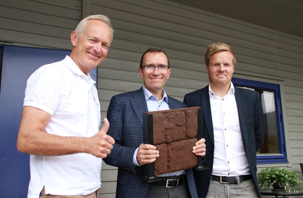 Klima- og miljøminister Espen Barth Eide (midten) fekk presentert EcoFlex sine planar i Sauda. Til venstre dagleg leiar i Norsk Dekkretur, Per Kristian Nauste. Til høgre medarbeidar i EcoFlex, Kristian Landro.