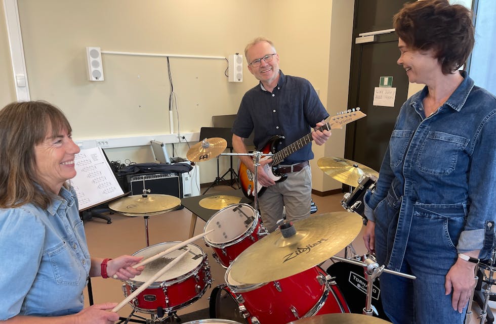 Kulturskulen har i dag eit fåtal instrument til låns. Nå skal kulturskulen drifta ein heilt ny instrumentpark, betalt av Sparebankstiftelsen. Frå venstre: Kulturskulerektor Eli-Jorun Tangeraas, dagleg leiar i Sparebankstiftelsen Sauda, Sivert Sørnes og kultursjef Åshild Marie Øverland.