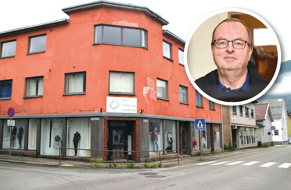 Kommunen har sendt krav til eigaren av Brugata 19, Jørgen Almlund (innfelt), som må utbetre fasaden innan 15. september for å unngå dagbøter.  