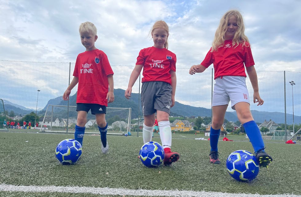 Sune, Sigrid og Kamille er blant dei 85 barna som i desse dagar deltar på Tine fotballskole på Sauda stadion. 