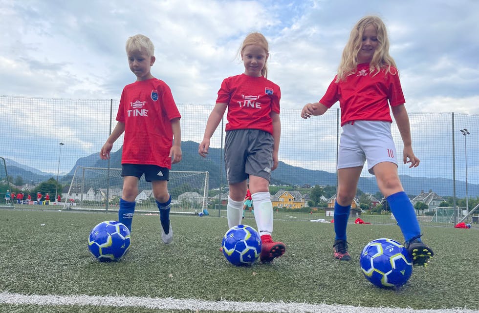 Sune, Sigrid og Kamille er blant dei 85 barna som i desse dagar deltar på Tine fotballskole på Sauda stadion.
