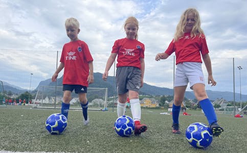 Sune, Sigrid og Kamille er blant dei 85 barna som i desse dagar deltar på Tine fotballskole på Sauda stadion. 